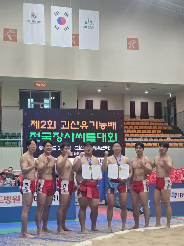 광주시청 씨름팀이 지난 9일 충북 괴산군 괴산문화체육센터에서 열린 ‘제2회 괴산유기농배 전국장사씨름대회’에서 뛰어난 기량을 발휘하며 체급별 상위권 석권과 함께 단체전 2위를 차지했다.광주시제공