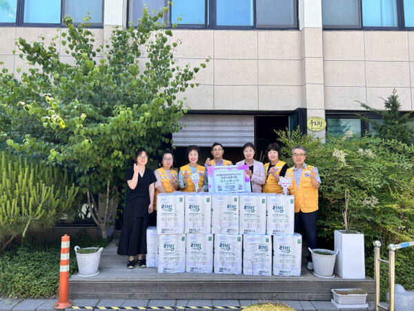 대한적십자경기도지사 김포나눔봉사회 회원들이 후원 성품을 기탁하며 기념사진을 촬영하고 있다. 사우동 제공