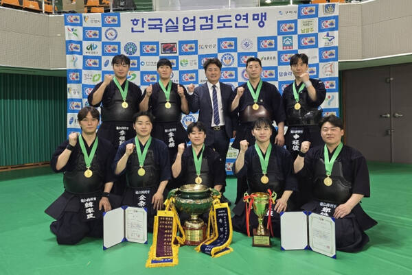 제10회 회장배 전국실업검도대회 남자 단체전서 3년 만에 정상을 되찾은 용인시청 선수들이 이인희 감독과 우승트로피를 앞에 놓고 기념촬영을 하고 있다.용인시청 제공