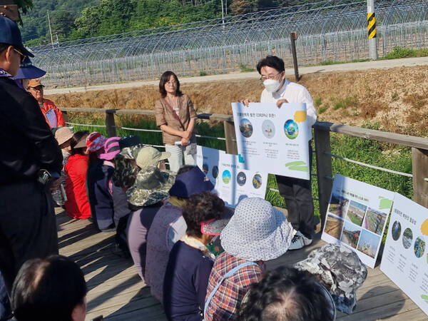 환경전문가가 포천시 관인면에서 자연기법으로 탄소중립을 실천하는 방법과 댑싸리 식재 시 유의사항 등을 설명하고 있다. 포천시 제공