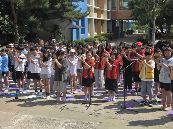 고창초등학교 전교생이 직접 악기를 연주하는 음악회에서 ‘1인 1악기 연주’의 기염을 뽐내고 있다. 김포교육지원청 제공