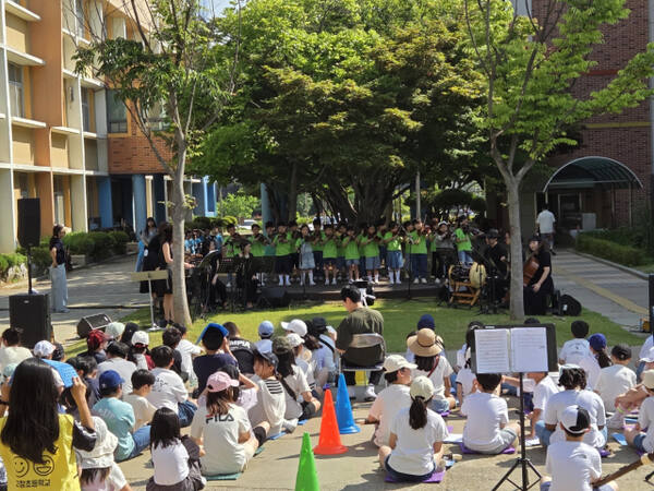고창초등학교 전교생이 직접 악기를 연주하는 음악회에서 ‘1인 1악기 연주’의 기염을 뽐내고 있다. 김포교육지원청 제공