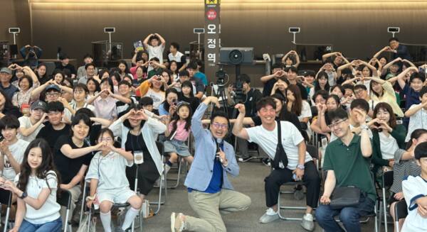 15일 인천 서구 부천대장 A7·A8블록 주택전시관에서 열린 ‘역사 속 인천이야기’ 특강을 마친 뒤 최태성 강사와 참석 주민들이 기념 촬영을 하고 있다. LH인천본부 제공