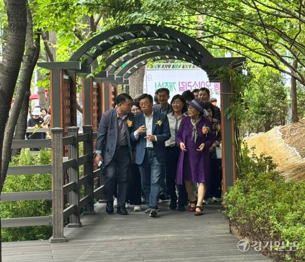 오야소리길 산책로에서 신상진 성남시장이 주민들과 얘기를 나누며 걷고 있다. 박용규기자
