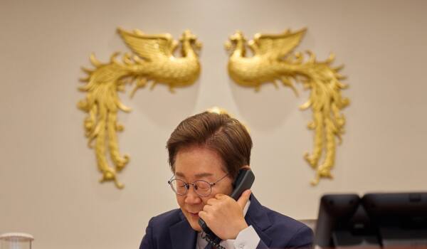 이재명 대통령이 11일 서울 용산 대통령실 청사 집무실에서 페트르 피알라 체코 총리와 전화 통화를 하고 있다. 연합뉴스