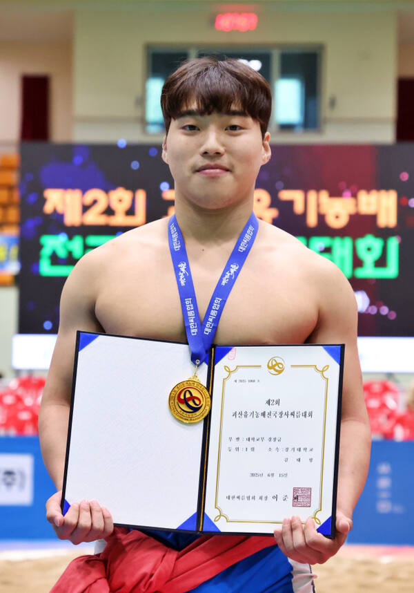 대학부 경장급서 우승한 경기대 김태형.대한씨름협회 제공