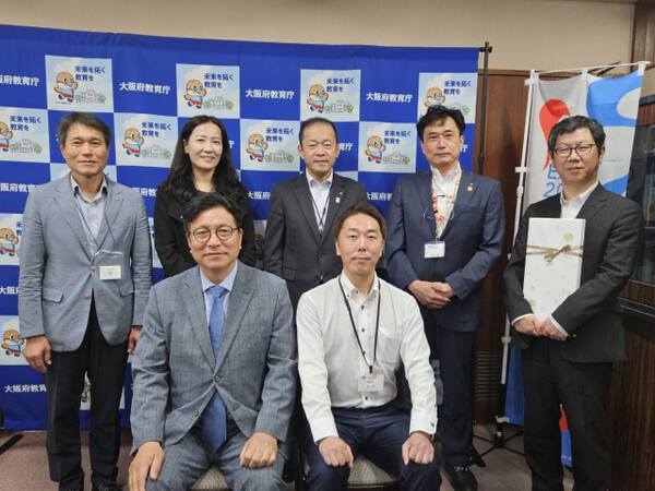 도성훈 인천광역시교육감이 미즈노 타츠로 오사카부 교육장을 만나 기념 촬영을 하고 있다. 인천시교육청 제공