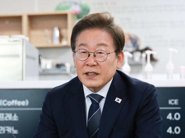 이재명 대통령이 지난 13일 경기도 파주시 장단면 행정복지센터에서 접경지 주민 간담회를 하고 있다. 연합뉴스