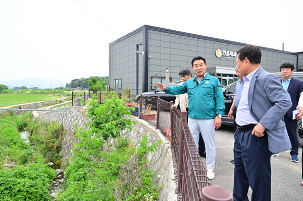 백영현 포천시장이 가산면 한울제과를 찾아 김영섭 대표와 만나 현장의 애로사항을 듣고 있다. 포천시 제공.