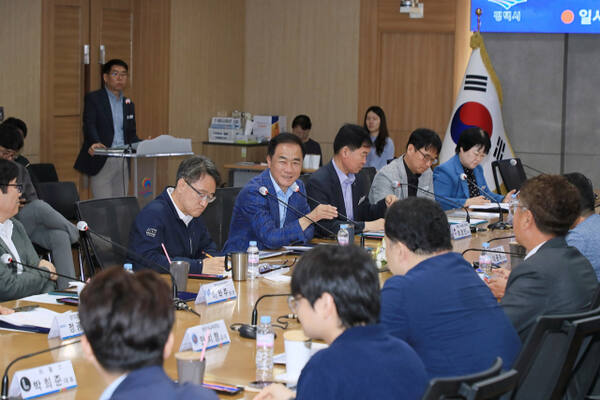 정장선 평택시장이 최근 시청 종합상황실에서 열린 ‘평택시 인공지능위원회 발대식’에서 관계자들과 인공지능 정책방향에 대해 논의하고 있다. 평택시 제공