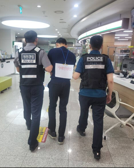 이천시가 시청 민원실 등에서 발생할 수 있는 특이민원을 대비해 경찰합동 모의훈련 실시하고 있다. 이천시 제공