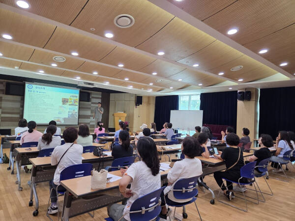 참가자들이 물리치료사의 강의를 듣고 있다. 경기도물리치료사회 제공