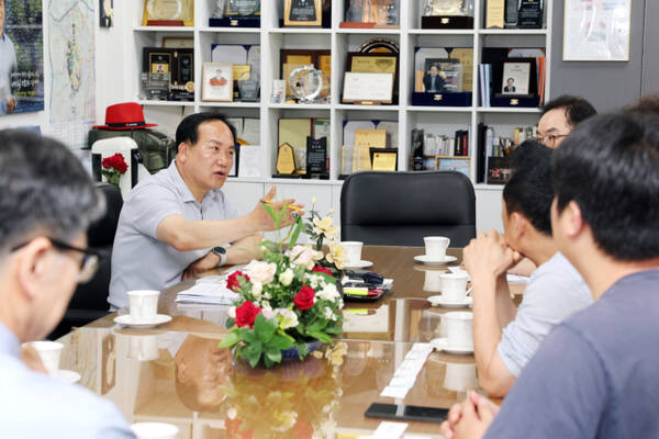 이권재 오산시장과 물류센터 건립반대운동을 전개하는 오산·동탄 비대위 관계자들이 간담회를 하고 있다. 오산시 제공