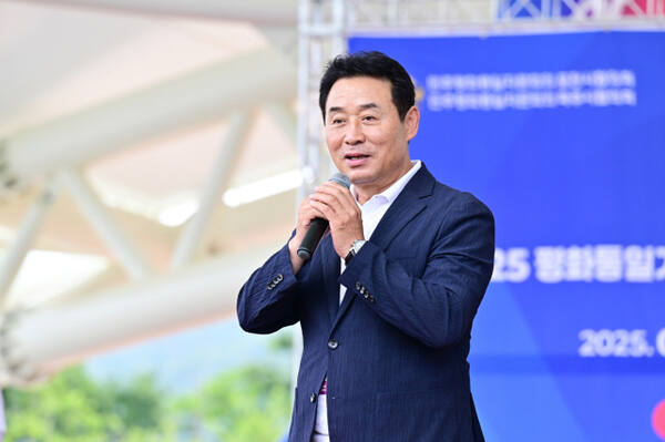 백영현 포천시장이 ‘2025 평화통일기원 한탄강 주상절리길 걷기대회’에 참석해 평화통일을 기원하는 축사를 하고 있다. 포천시 제공.