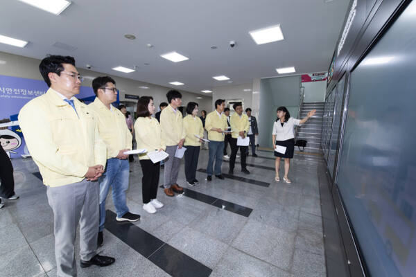 행정복지위원회 위원들이 도시안전정보센터를 찾아 CCTV 운영체계와 교통정보 인프라 구축 상황을 점검하고 있다. 김포시의회 제공