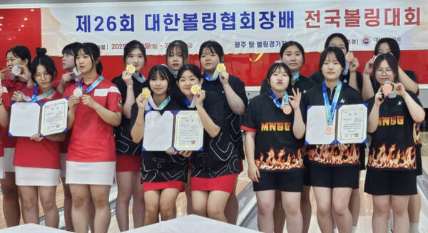 여자 고등부 5인조전서 패권을 차지한 성남 분당고 선수들(가운데)이 시상식 후 2,3위 입상 팀과 기념촬영을 하고 있다.분당고 제공