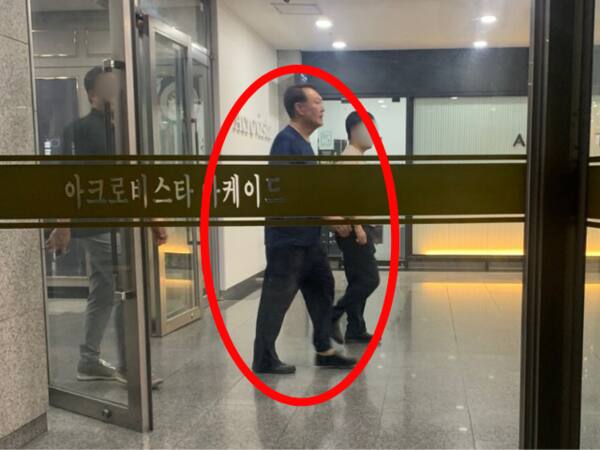 서울 서초구 아크로비스타 내 상가를 활보하는 윤석열 전 대통령. Pking zoa X(전 트위터) 계정