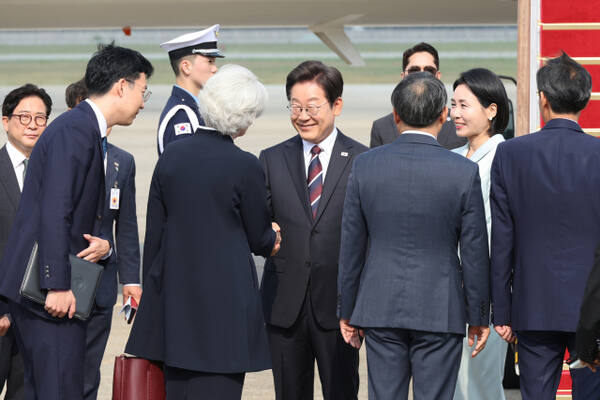 주요 7개국(G7) 정상회의에 참석하는 이재명 대통령이 김혜경 여사와 16일 성남 서울공항 공군 1호기에 탑승하기 앞서 타마라 모휘니 주한캐나다대사와 인사하고 있다. 연합뉴스