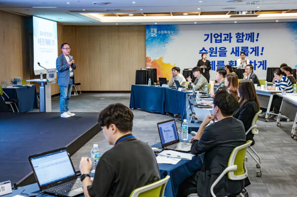 수원시가 지역 기업들을 위해 개최한 IR데이 현장에서 한 기업인이 투자자들 앞에서 발표를 하고 있다. 수원시 제공