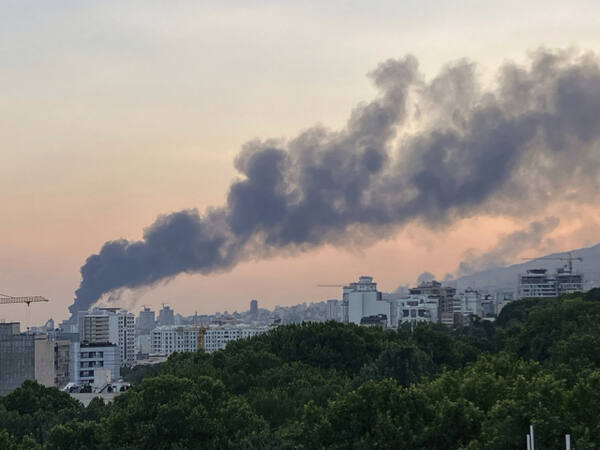 지난 16일(현지시간) 이란 수도 테헤란에 있는 국영 IRIB 방송국 건물이 이스라엘의 공습에 당하며 연기가 치솟았다. 연합뉴스