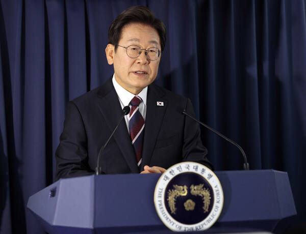 이재명 대통령이 16일(현지시간) 주요 7개국(G7) 정상회의 참석을 위해 캐나다 앨버타주 캘거리로 향하며 공군 1호기에서 기자간담회를 하고 있다. 연합뉴스