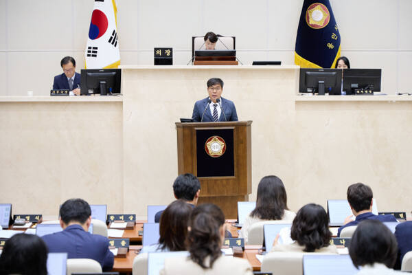 17일 오전 용인특례시의회 본회의장에서 열린 제293회 제1차 정례회 제2차 본회의에서 임현수 의원이 ‘용인시 서천동 천공기 전도 사고’ 조속한 사고 수습 및 피해보상 촉구 결의안 제안 설명을 하고 있다. 용인특례시의회 제공
