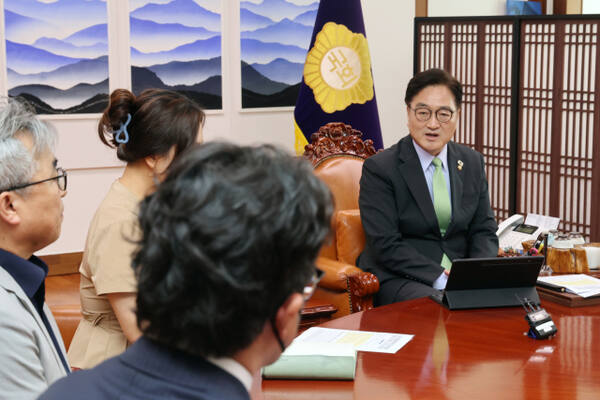 우원식 국회의장이 17일 12·29 제주항공 여객기 참사 유가족을 만나 사고 지원방안 등에 대해 논의하고 있다. 의장실 제공