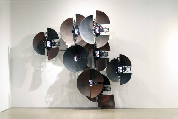 [021갤러리] 류재하, 우아한눈치, 2025, 철, 혼합재료, 80 x 80cm (ea)