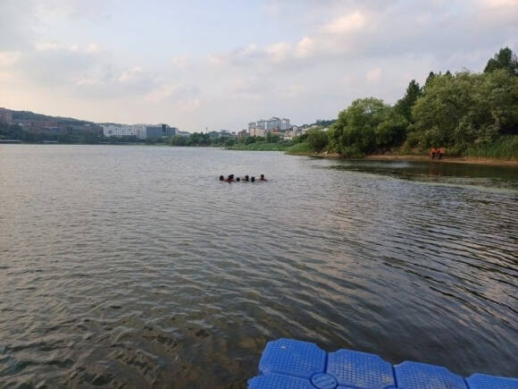충남 천안시 동남구 단국대 앞 천호지. 천안동남소방서