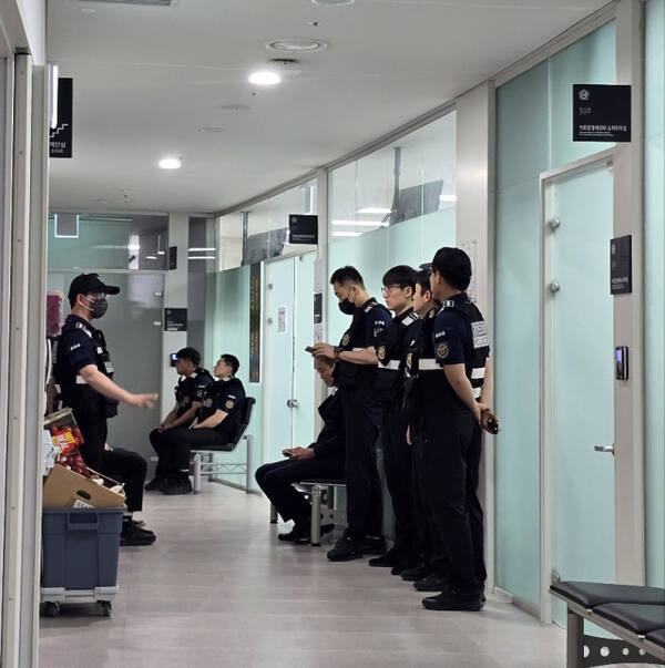 18일 오전 직원 성희롱 논란으로 물의를 빚은 양우식 운영위원장 소속 상임위인 운영위원회 앞에 도의회 사무처가 동원한 청사 방호 직원과 청원경찰이 대기하고 있다. 김경희기자
