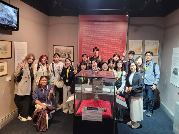 파주 공유학교(글로벌리더십 아카데미 심화반) 학생 등이 영국 글로스터셔(Gloucestershire)를 방문, 현지 학생들과 기념촬영을 하고 있다. 파주교육지원청제공