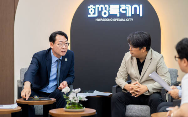 차지호 국회의원(왼쪽)이 정명근 화성특례시장과 물류센터 건립문제에 대해 대화를 나누고 있다. 차지호 국회의원실 제공