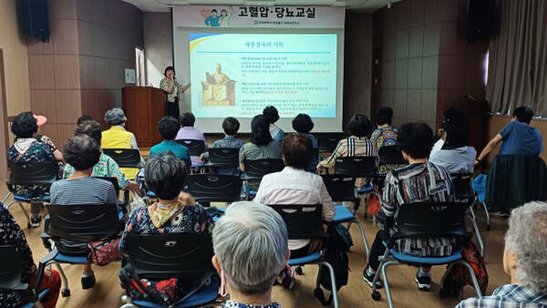 최수정 가천대 길병원 가정의학과 교수가 미추홀구 숭의보건지소를 찾은 어르신들을 대상으로 ‘고혈압·당뇨 건강강좌’를 하고 있다. 가천대 길병원 제공