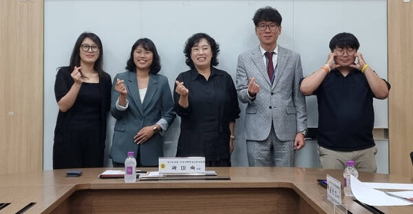 (가운데부터 오른쪽으로)경기도의회 곽미숙·김민호·유호준 의원이 저출생 고령화 대응을 위한 외국인 노동력 활용 방안 연구 착수보고회에서 기념촬영을 하고 있다.
