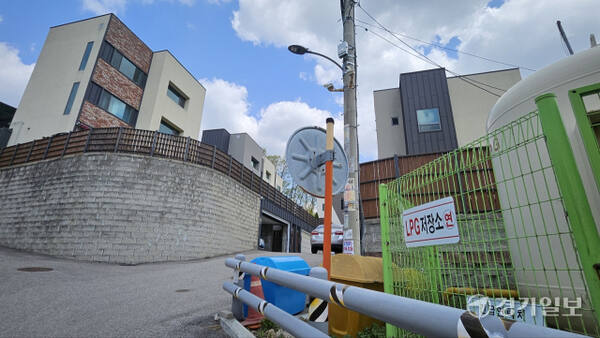 용인 기흥구 상하동 한 단독주택단지 입구 인근에 LPG 저장탱크가 배치돼 있다. 경기일보 DB