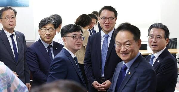 대통령실 김용범 정책실장(오른쪽)과 더불어민주당 허영 원내정책수석부대표(오른쪽 두번째) 등이 18일 서울 여의도 국회 의원회관에서 대통령실과 정부, 여당 등이 함께하는 추경안 관련 비공개 회의에 참석해 대화하고 있다. 연합뉴스