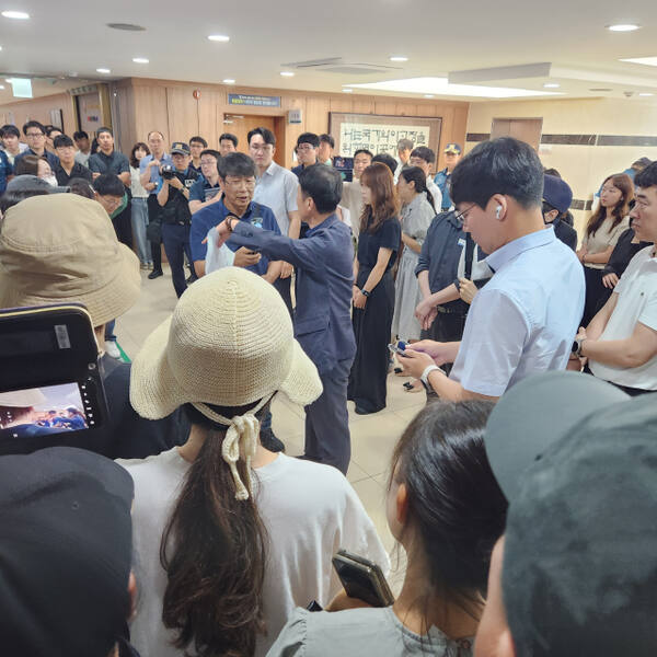 영주시청 항의 방문한 영주 시민들 모습. 영주 납공장 반대 시민연대