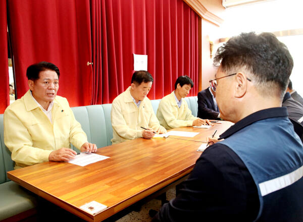 최대호 안양시장과 강득구 국회의원이 18일 신안산선 광명구간 지하터널 붕괴사고 수습본부를 방문해 시민 불편 최소화방안을 토의하고 있다. 안양시 제공.
