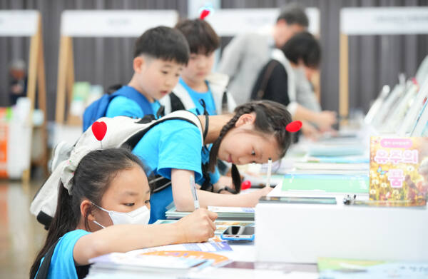 인천의 학생들이 지난 5월8~10일까지 인천 중구 상상플랫폼에서 열린 2025년 읽걷쓰 출판전시회에 참여해 글을 쓰는법, 책을 만드는 법을 교육받고 있다. 인천시교육청 제공