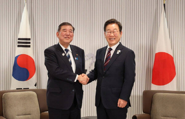 17일(현지시간) 캐나다 앨버타주 캐내내스키스 주요 7개국(G7) 정상회의장에서 열린 한일 정상회담에서 이시바 시게루 일본 총리와 기념 촬영 중인 이재명 대통령. 연합뉴스
