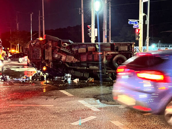 지난 18일 오후 11시15분 서구 왕길동 안동포 사거리에서 주행 중인 1t 화물차가 다른 차량과 추돌 후 전도됐다. 인천소방본부 제공