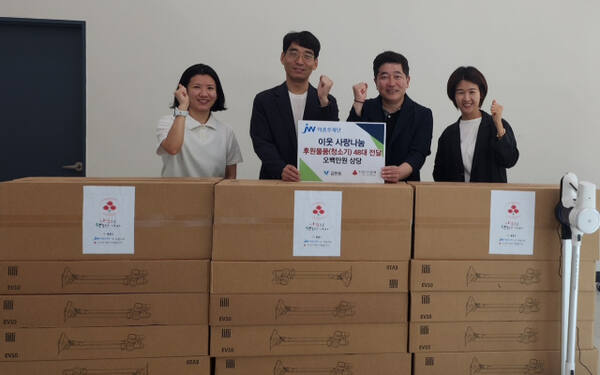 JW이종호재단이 갈현동에 500만 원 상당의 무선청소기를 전달했다. (왼쪽에서 두번째 김광일 JW이종호재단 사무국장, 세번째 이태헌 갈현동장). 과천시 제공