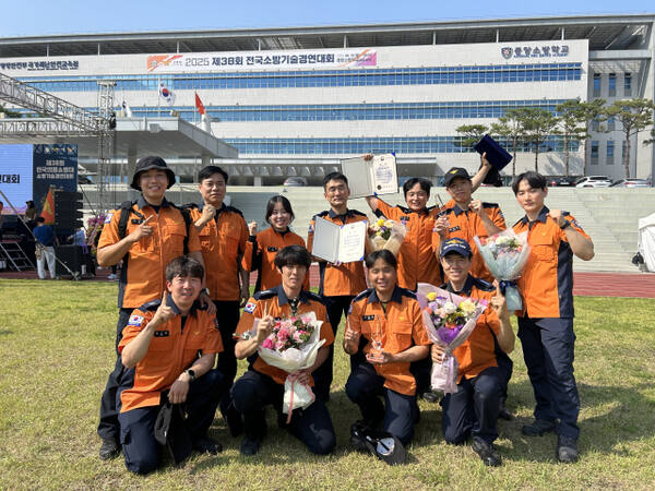 지난 18일 열린 제38회 전국소방기술경연대회에서 신속구조팀(RIT) 분야 전국 1위를 차지한 고양소방서 구조대원들이 기념촬영을 하고 있다. 고양소방서 제공