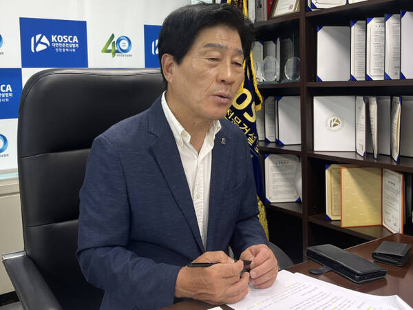 조흥수 인천전문건설협회장이 19일 열린 기자간담회에서 인천시 신청사 건립 지역업체 참여에 대해 말하고 있다. 김샛별기자