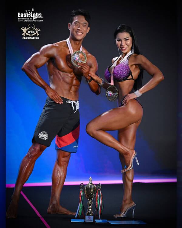 18일 아랍에미리트 아지만의 에미리츠 호스피탤리티 센터에서 폐막한 2025 IFBB 아시아선수권대회 핏 페어 OPEN서 우승한 경기도 소속 배철형(왼쪽)과 임효주가 포즈를 취하고 있다. 대한보디빌딩협회 제공