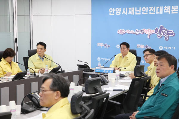 최대호 안양시장이 19일 오전 시청 영상회의실에서 열린 경기도 주관 ‘여름철 재난 대비태세 점검 영상회의’에서 경기도에 신안산선 지하터널 붕괴사고로 인한 지역 피해의 신속한 해결을 요청하고 있다. 안양시 제공