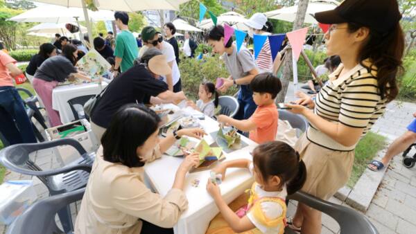지난해 열린 ‘거리로 나온 도서관’ 행사. 과천시 제공