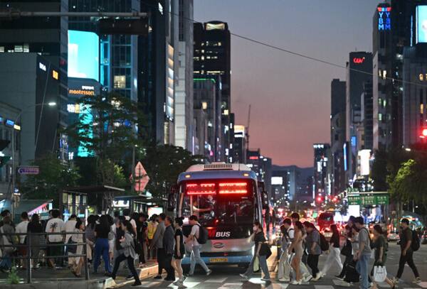 해가 저물어 가는 저녁, 강남역 일대는 퇴근을 맞은 사람들로 붐비기 시작한다. 하루 일과를 마친 이들의 피로가 공기 중에 묻어나는 듯하다. 경기일보DB