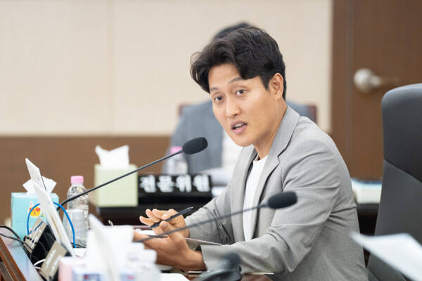 19일 열린 제302회 인천시의회 제1차 정례회의 제5차 건설교통위원회의에서 석정규 인천시의원(더불어민주당·계양3)이 질의하고 있다. 인천시의회 제공