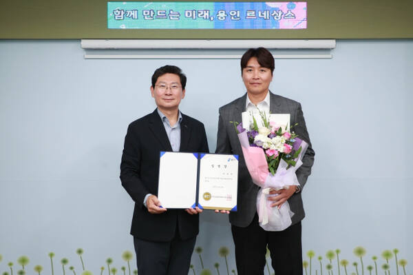 19일 오후 용인시청에서 이상일 시장이 이동국 용인FC 신임 테크니컬 디렉터에게 임명장을 수여한 뒤 기념촬영을 하고 있다. 용인특례시 제공